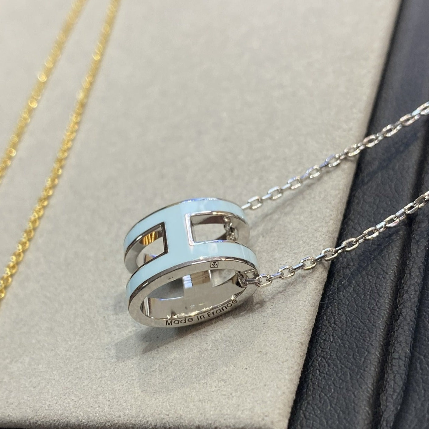 [Luxe]POP H LIGHT BLUE NECKLACE