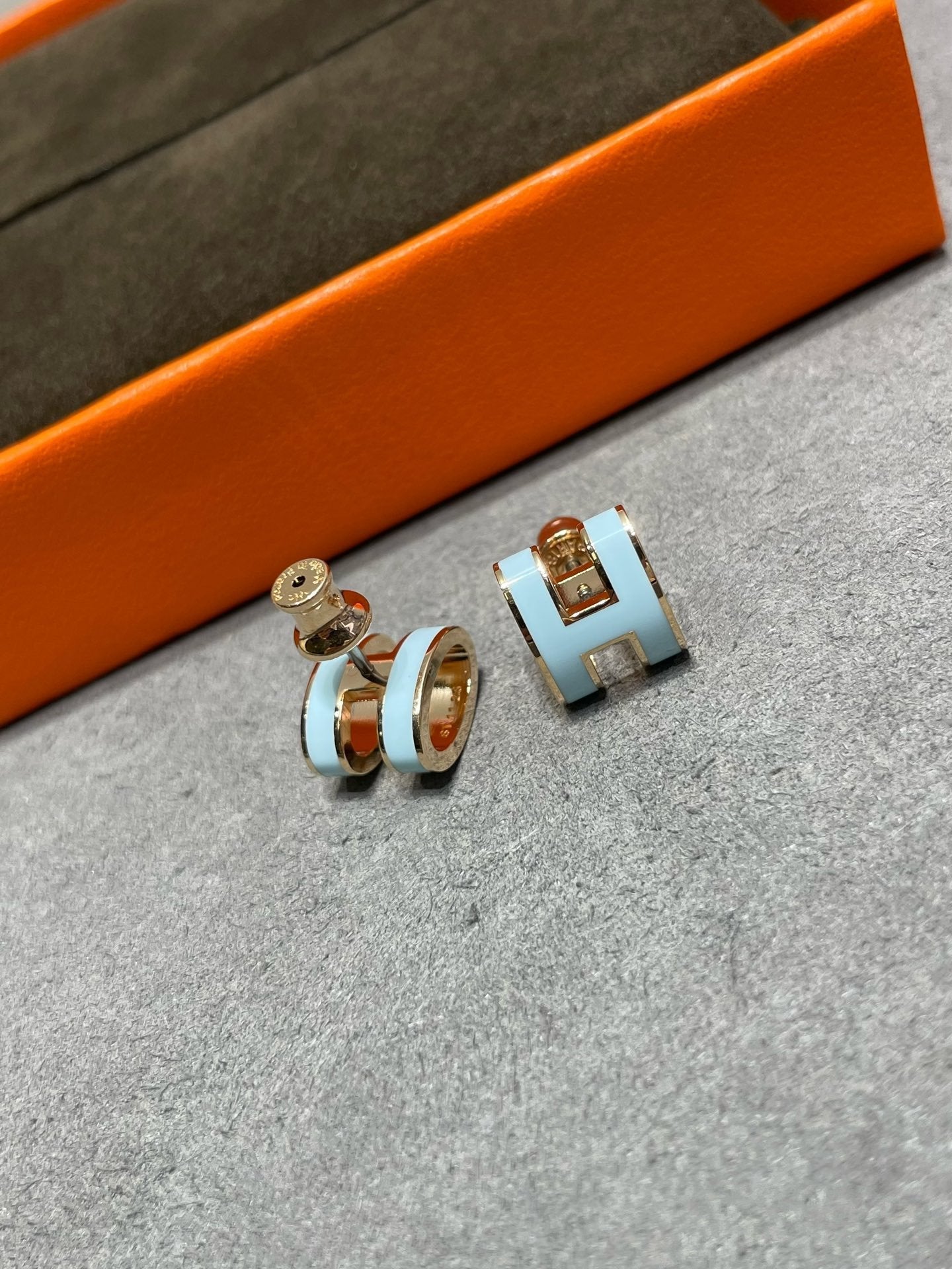 [Luxe]POP H SKY BLUE STUD EARRINGS