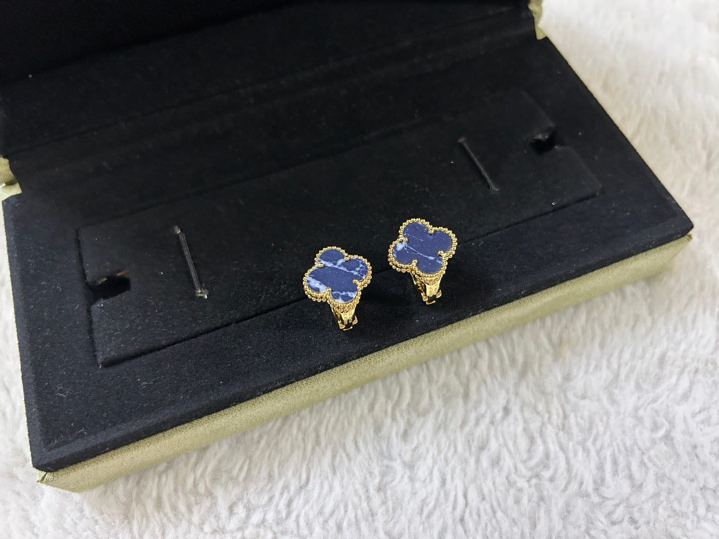 [Luxe]CLOVER PIETERSITE MEDIUM STUD EARRINGS