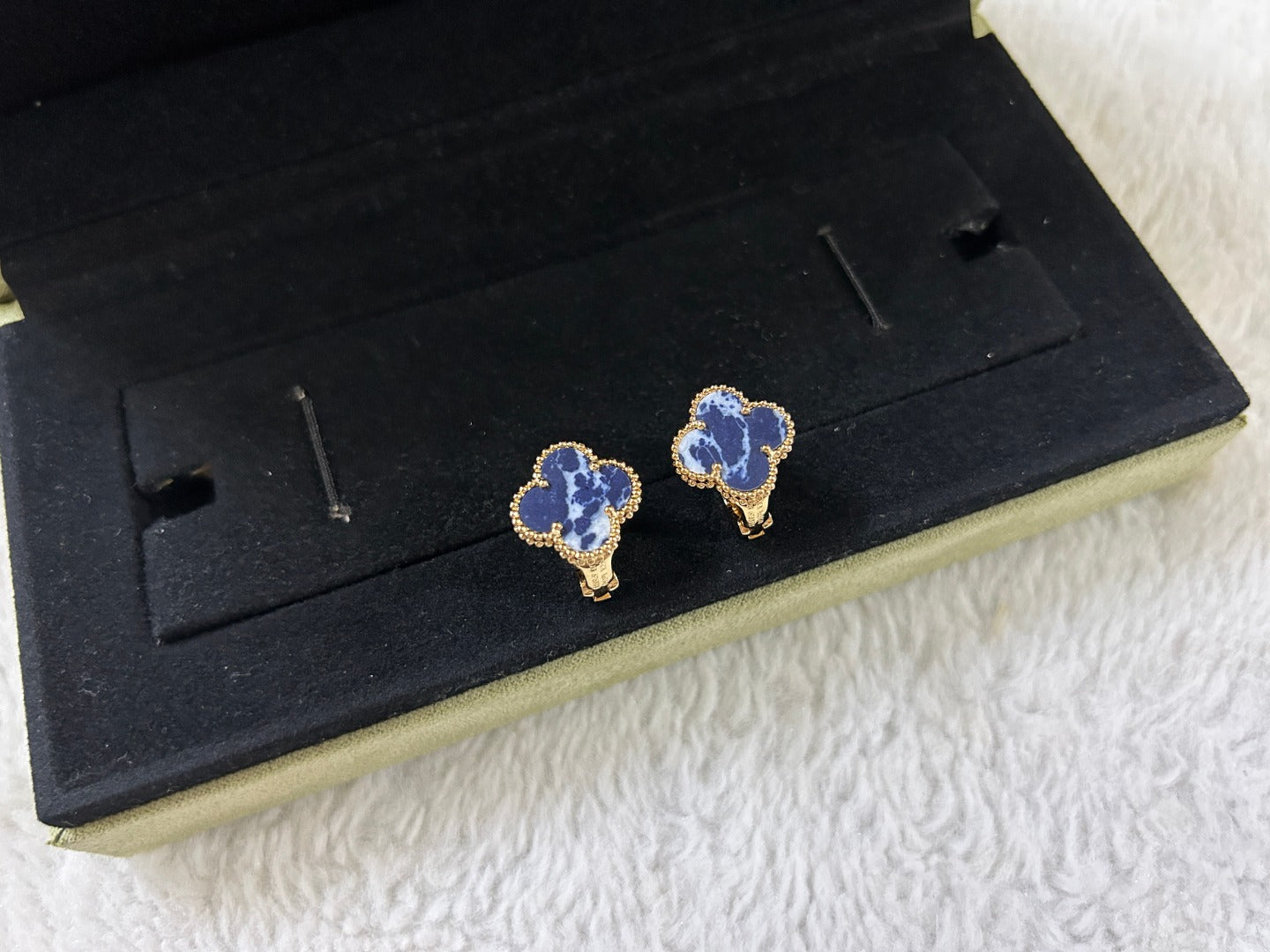 [Luxe]CLOVER PIETERSITE MEDIUM STUD EARRINGS