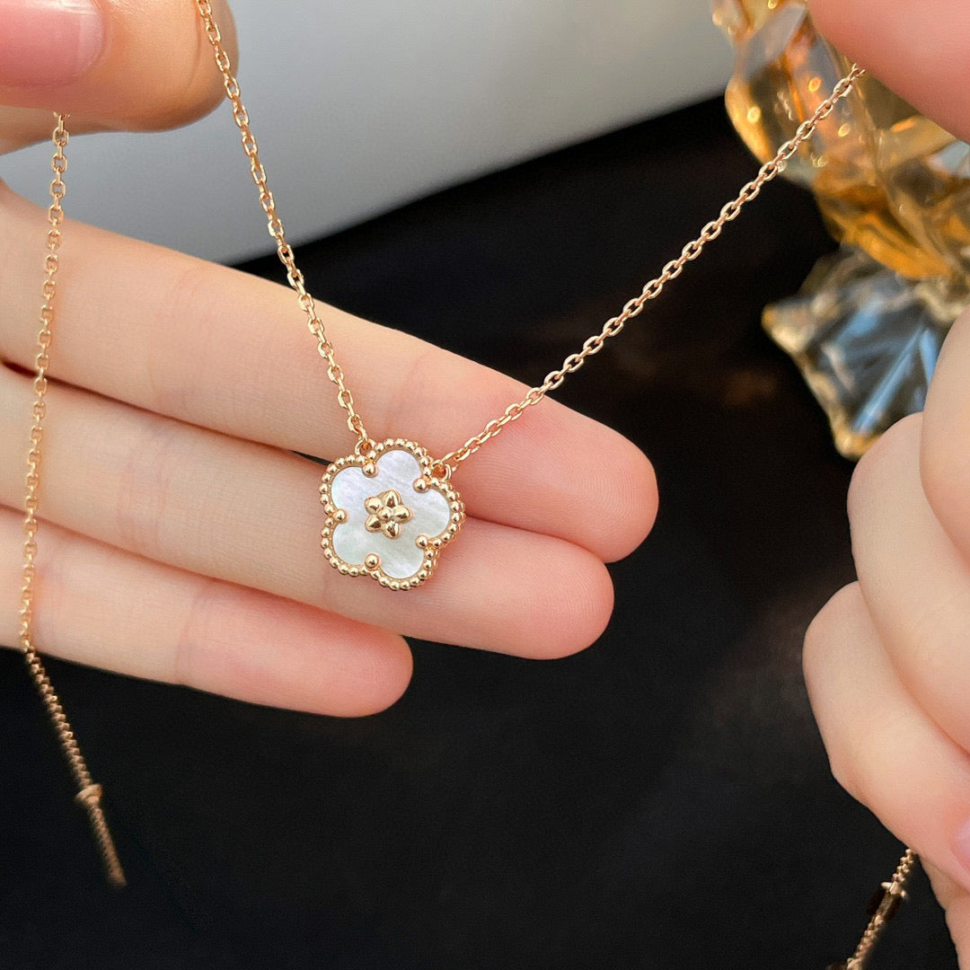 [Luxe]LUCKY  WHITE MOP  PLUM BLOSSOM NECKLACE