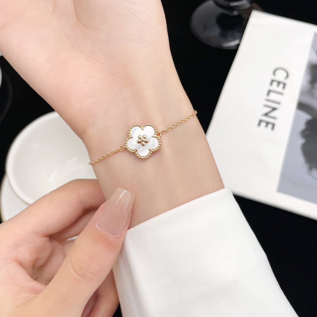 [Luxe]LUCKY WHITE MOP PLUM BLOSSOM  BRACELET