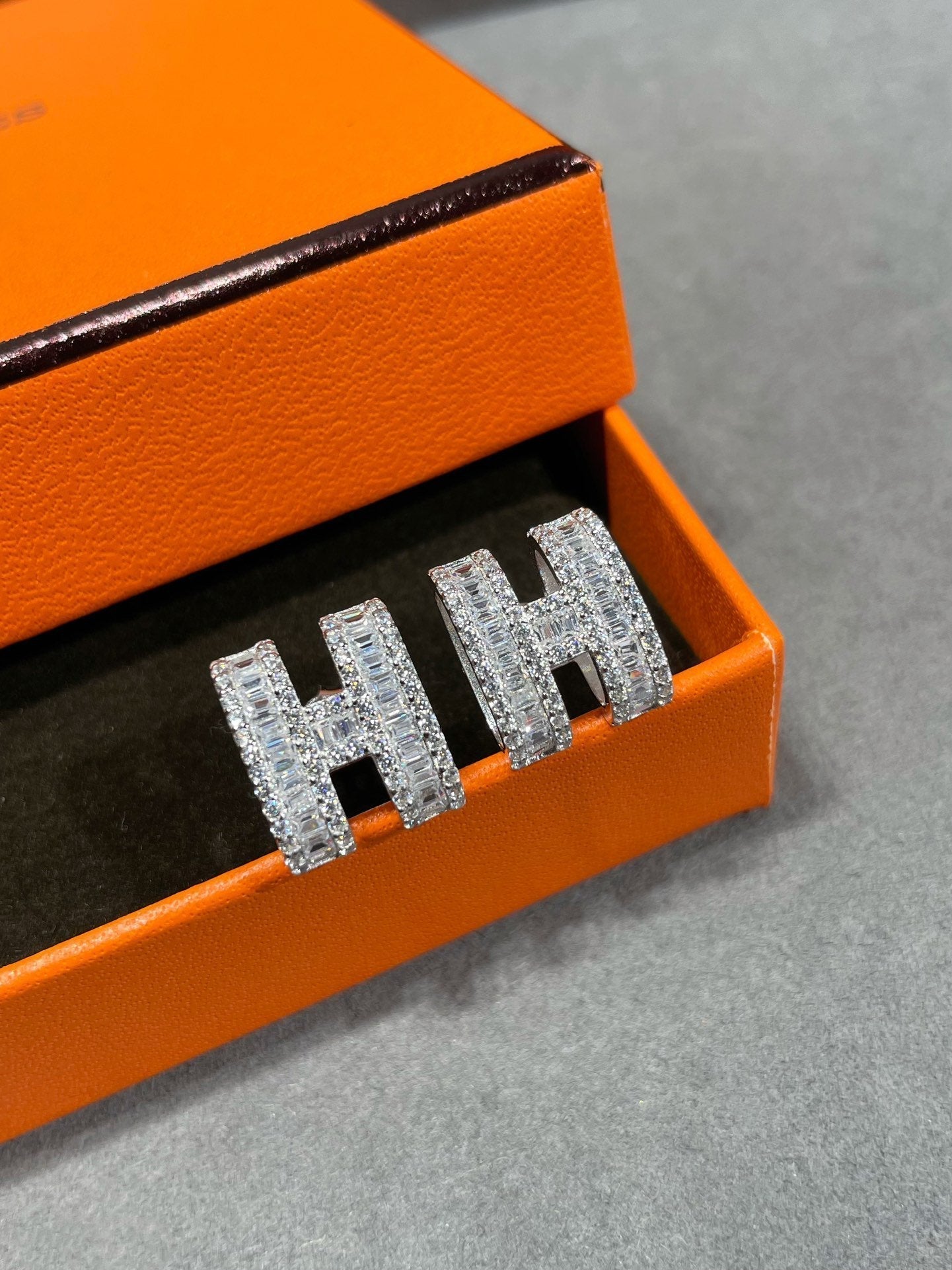 [Luxe]H STUD EARRINGS WITH SILVER DIAMONDS